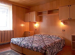Appartamento a Moena. Le stenze sono tre, due assai spaziose con sei posti letto. La prima, nella foto, è matrimoniale con letti separabili. La seconda è solo con letto matrimoniale, la terza con un letto estraibile.