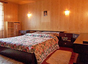 Appartamento a Moena. La casa fornisce le coperte, mentre a richiesta è disponibile la biancheria. L'appartamento ha un servizio igenico con vasca da bagno, doccia e lavatrice.