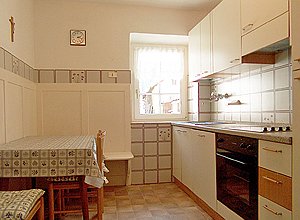 Appartamento a San Giovanni di Fassa - Pozza. La cucina abitabile è fornita di tutti gli elettrodomestici inclusa la lavastoviglie e batteria necessaria per cucinare.