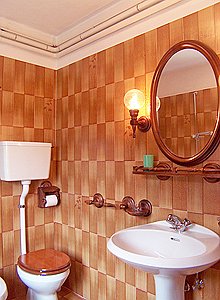 Appartamento a San Giovanni di Fassa - Pozza. Bagno completo di vasca con cabina doccia e lavatrice.
