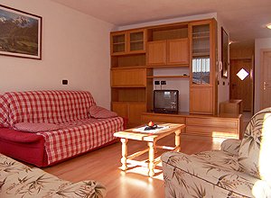Appartamento a Mazzin di Fassa. AMPIO SALOTTO CON BALCONE RIVOLTO A SUD. DOTATO DI DIVANOLETTO, TV CON SATELLITE PER CANALI ESTERI. IL WI-FI E' A USO GRATUITO.
ANNESSO AL SALOTTO C`È UNA DISPENSA.
