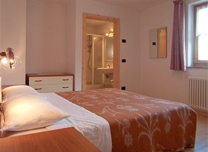 Appartamento a Mazzin di Fassa. CAMERA MATRIMONIALE A CUI SI ACCEDE AL UN BAGNO CON DOCCIA