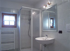 Appartamento a Mazzin di Fassa. BAGNO DELLA CAMERA MATRIMONIALE