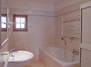 Appartamento a Mazzin di Fassa. BAGNO CON BIDET, DOCCIA E LAVATRICE