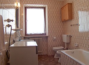 Appartamento a Moena. Bagno con vasca e lavatrice