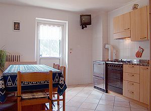 Wohnung - Campitello di Fassa. Wohnkueche (16 qm) mit Ofen, Satellit Fernseher und Balkonzutrirt.