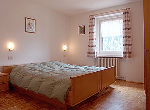 Wohnung - Campitello di Fassa. Doppelzimmer mit Aussicht auf das Tal. Schrank und Schublade fuer die Bettwaesche.