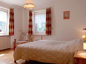 Wohnung - Campitello di Fassa. Sehr helles Doppelzimmer mit Sued- und Ostblick. Zusaetzliches Bett auf Wunsch moeglich. Schrank und Schublade fuer die Bettwaesche.