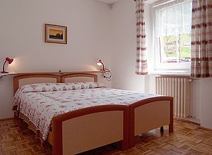 Appartamento a Campitello di Fassa. Camera doppia con armadio.