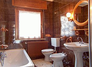 Apartment in Soraga di Fassa. bathroom with shower and bath