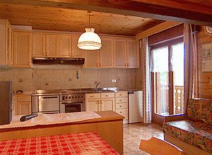 Appartamento a Soraga di Fassa. L'appartamento è una mansarda al secondo piano e dispone di ingresso, stanza da letto matrimoniale, soggiorno-cucina, bagno con doccia, balcone. Vi sono naturalmente TV e lavatrice. E' adatto a 2/3 persone.