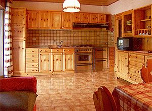 Appartamento a Soraga di Fassa. L'appartamento è una mansarda al secondo piano e dispone di una camera con 3 letti, soggiorno-cucina, bagno con doccia, balcone. Vi sono naturalmente TV e lavatrice.