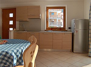 Appartamento a Canazei. INGRESSO E ANGOLO COTTURA APPARTAMENTO TIPO