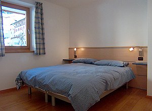 Appartamento a Canazei. CAMERA MATRIMONIALE oppure POSSIBILITA' DI 2 LETTI SINGOLI CON VISTA Col Rodella e Pordoi.