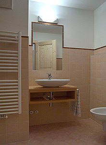Appartamento a Canazei. BAGNO CON DOCCIA E LAVADINO D'APPOGGIO.