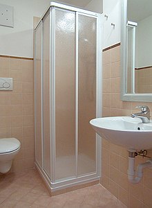Appartamento a Canazei. BAGNO CON DOCCIA E WC DI UNA DELLE 2 CAMERE