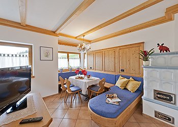 Apartment in Campitello di Fassa. L'appartamento ROSENGARTEN, 70 MQ,  è composto da 2 doppie con 4 o 5 posti letto, un bagno, cucina e soggiorno con balcone - terrazza, divano confortevole per guardare la Tv e rilassarsi.La mussa ad hole è tipicamente tirolese.