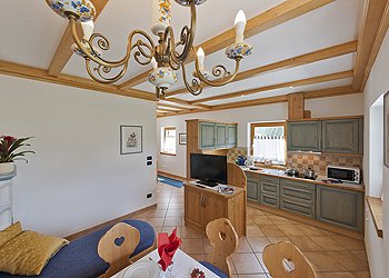 Wohnung - Campitello di Fassa. The fully equipped kitchen has all necessary appliances and ample cabinet space, and a microwave oven and dishwasher.