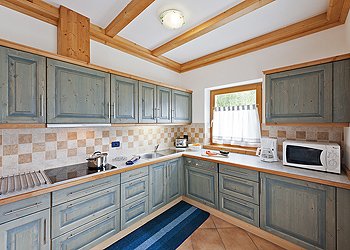 Wohnung - Campitello di Fassa. The fully equipped kitchen has all necessary appliances and ample cabinet space, and a microwave oven and dishwasher.

