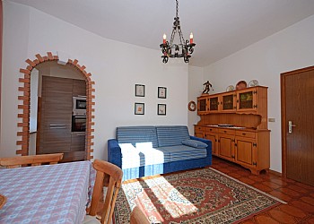 Appartamento a Moena. - Piano: rialzato
- Posti letto: 5/6
- Locali: 5
- Camere: 2
- Bagno: 1
- Angolo cottura: 1
- Soggiorno: 1
- Superficie: 65mq/circa
- Balcone: si
- Giardino: si
- Riscaldamento autonomo: si
- Locale con asciugascarponi: si
- Parcheggio privato: si
- Servizio biancheria: a richiesta
