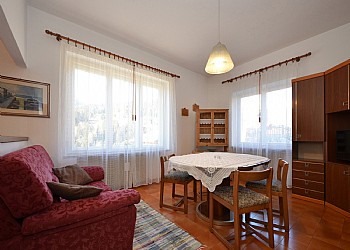 Appartamento a Moena. - Piano: rialzato
- Posti letto: 5/6
- Locali: 5
- Camere: 2
- Bagno: 1
- Angolo cottura: 1
- Soggiorno: 1
- Superficie: 65mq/circa
- Balcone: no
- Giardino: si
- Riscaldamento autonomo: si
- Locale con asciugascarponi: si
- Parcheggio privato: si
- Servizio biancheria: a richiesta