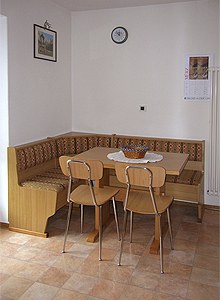 Appartamento a Penia di Canazei. Zona pranzo in cucina con panca e tavolo

