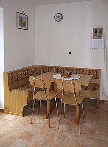 Appartamento a Penia di Canazei. Zona pranzo in cucina con panca e tavolo
