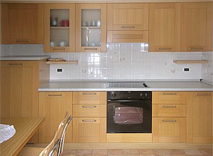 Appartamento a Penia di Canazei. Cucina dotata di piastra elettrica, forno, frigorifero con congelatore e lavastoviglie
