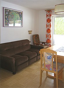 Appartamento a Penia di Canazei. Soggiorno con divano letto, televisore satellitare e vista panoramica Ciampac - Crepa Neigra