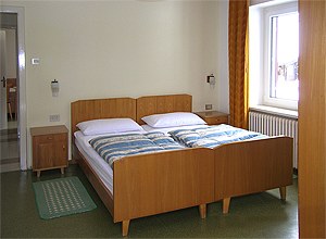 Appartamento a Penia di Canazei. Tre camere da letto, (1 doppia, matrimoniale oppure possibilià di 2 letti singoli e due triple , matrimoniali oppure possibilità di 3 letti singoli) con vista Fedaia - Vernel.