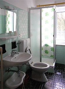 Appartamento a Penia di Canazei. Bagno con doccia