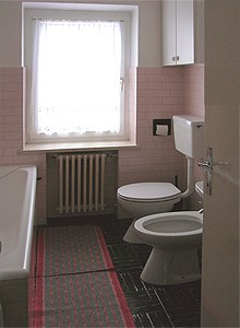 Appartamento a Penia di Canazei. Bagno con vasca e dotato di lavatrice