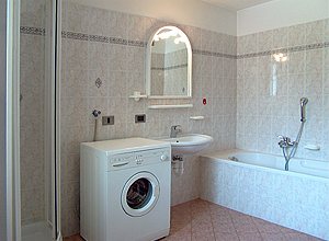 Ciasa Bocter - L''ampio bagno, è dotato di vasca da bagno, doccia, lavatrice e servizi igienici.