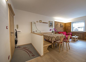 Appartamento a Canazei. APPARTAMENTO TRILOCALE, SITUATO AL PRIMO PIANO.
SOGGIORNO CON DIVANO LETTO MATRIMONIALE.
SI ACCEDE A POGGIOLO CON PICCOLO TERRAZZINO