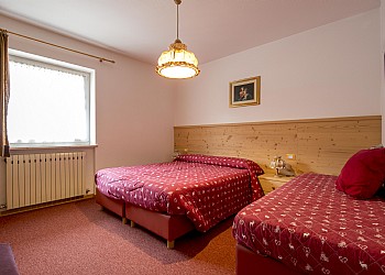 Fam. Rovere - LARGE DOUBLE BED ROOM, ON VIEW COLAC MOUNTAIN.