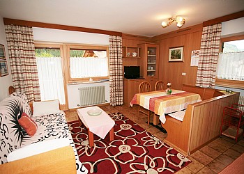 Piso - Canazei. La casa està ubicada en la planta baja, consta de: garage para cinco o seis coches, patio, cocina con horno y lavavajillas, salòn, dos dormitorios, uno matrimonial y otro con tres camas. Un bano completo con ducha y secador de cabello, otro pequeno con lavabo y lavadora, un corredor y un amplio balcòn - terraza muy soleado.