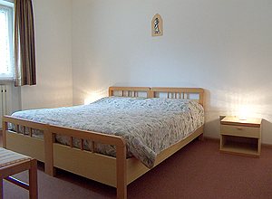 Apartment in Canazei. DOUBLE ROOM WITH WARDROBE AND WRITING DESK