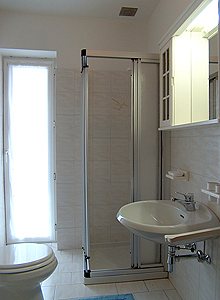 Apartment in Canazei. BATHROOM WITH SHOWER
