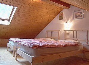 Appartamento a Campitello di Fassa. terza camera a sottotetto (con altezza utile), velux e caratteristico tetto a vista, accesso con scala a chiocciola