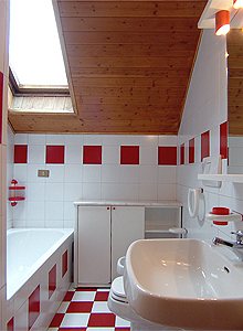 Appartamento a Campitello di Fassa. Primo bagno provvisto di vasca da bagno e lavatrice