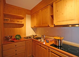 Appartamento a Canazei. angolo cucina con vetro ceramica, lavastoviglie, micronde, macchina del caffe americano...