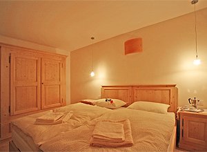 Appartamento a Canazei. Romantica camera matrimoniale in abete della Val di Fassa