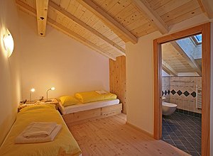Appartamento a Canazei. camera con letti separati con guardaroba e bagno adiacente