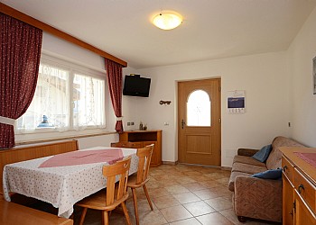 Appartamento a San Giovanni di Fassa - Vigo. I nostri appartamenti hanno nomi di fiori in ladino. L'appartamento al piano terra si chiama Schiop/Genziana. Aprendo la porta si è già in giardino, è predisposto con due stanze da letto matrimoniali, due bagni, soggiorno e cucinino.
