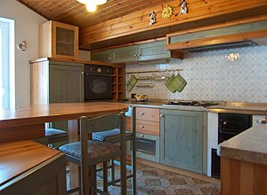 Appartamento a Moena. CUCINA VIVIBILE CON FORNO ELETTRICO AD ALTEZZA UOMO,FORNO MICROONDE,FRIGO A COLONNA CON FREEZER COMODA PENISOLA CON SGABELLONI E PORTAFINESTRA PER ACCEDERE AL BALCONE
