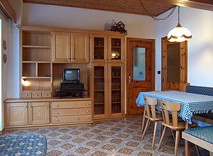 Casa Jellici - AMPIO SOGGIORNO CON TAVOLO DAPRANZO,TELEVISIONE E VIDEOREGISTRATORE CON DVD,PORTAFINESTRA CHE DA SUL BALCONE