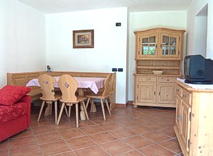 Appartamento a San Giovanni di Fassa - Vigo. L'appartamento tipo C, con ampio soggiorno, giro panca e vetrinetta, divano letto e TV SAT.
Davanti all'entrata di questo appartamento c'è un tavolino con delle sedie, per poter passare un pò del vostro tempo come meglio credete!