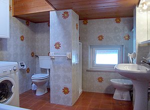 Appartamento a Moena. BAGNO CON LAVATRICE