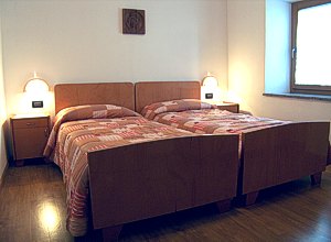 Appartamento a San Giovanni di Fassa - Vigo. Altra camera da letto sempre con letto doppio (due singoli od una coppia), possibilità di aggiungere un lettino o una rete!