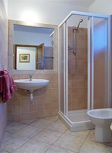 Appartamento a Penia di Canazei. Il bagno è attrezzato con doccia e lavatrice.